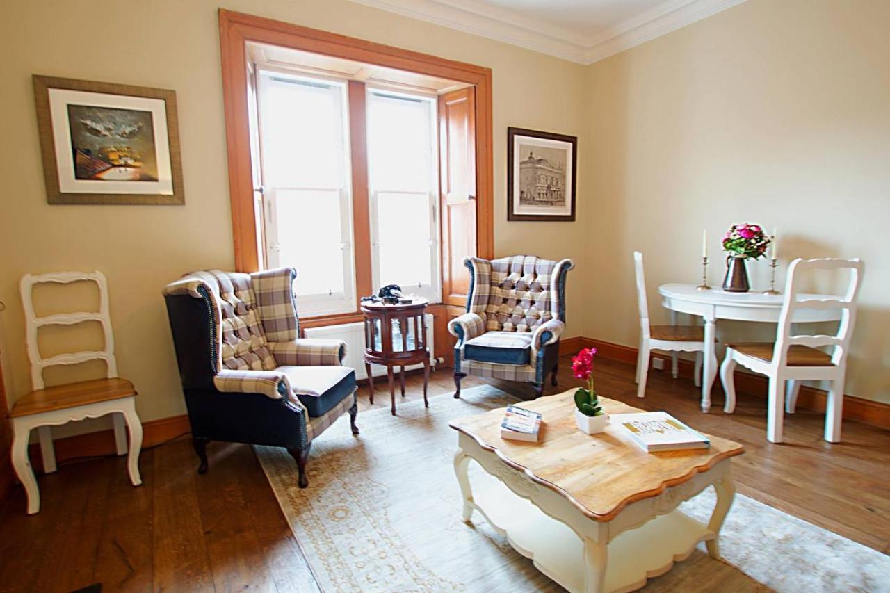 Joivy Classic Apt With Castle Views In Old Town Единбург Екстер'єр фото