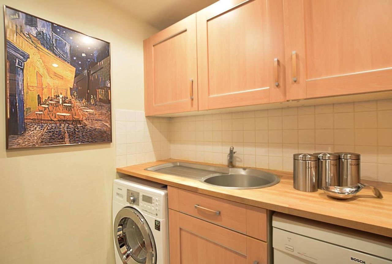 Joivy Classic Apt With Castle Views In Old Town Единбург Екстер'єр фото